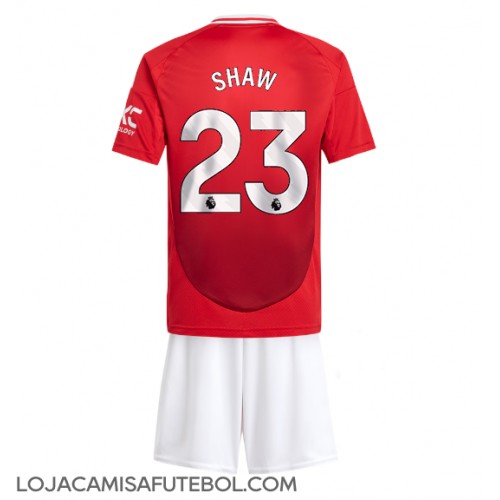 Camisa de Futebol Manchester United Luke Shaw #23 Equipamento Principal Infantil 2024-25 Manga Curta (+ Calças curtas)